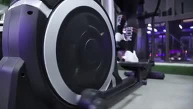 实拍白领在健身房锻炼身体健身视频的预览图